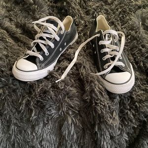 Im selling shoes there converse